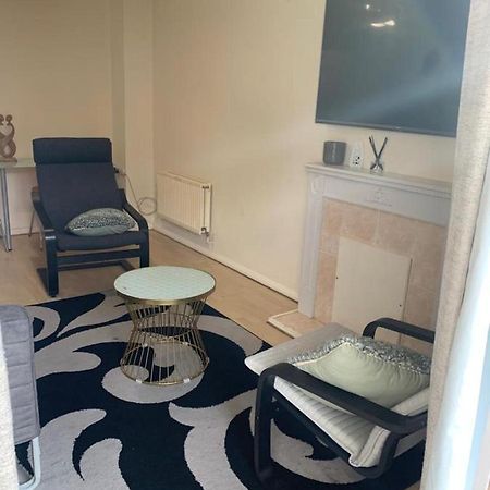 Charming 2-Bed House In London Villa Екстериор снимка